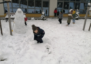 Olek robi kulę śniegową